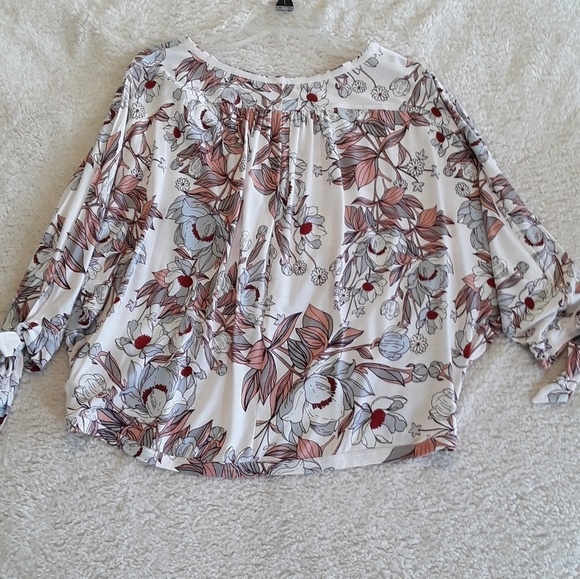 Free People |NWOT Floral Tie Sleeve Hi-low 3/4 Top - Picture 2 of 4